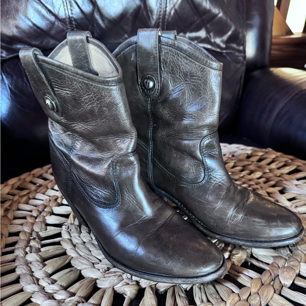 Women’s Frye Jackie Button Short Boot Bootie. Brown. Size 6.5M